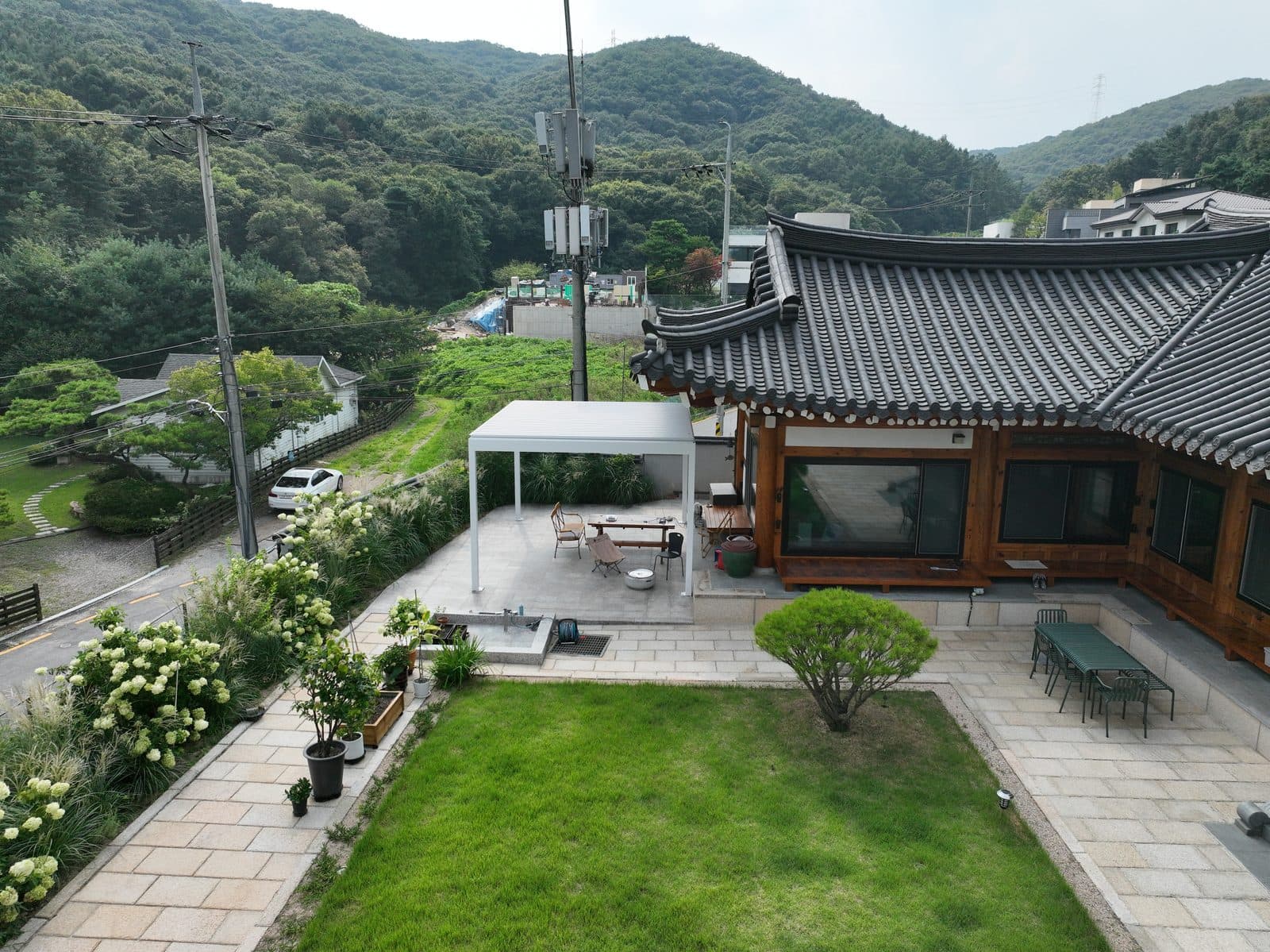 분당 한옥 마당 파고라와 한옥 처마