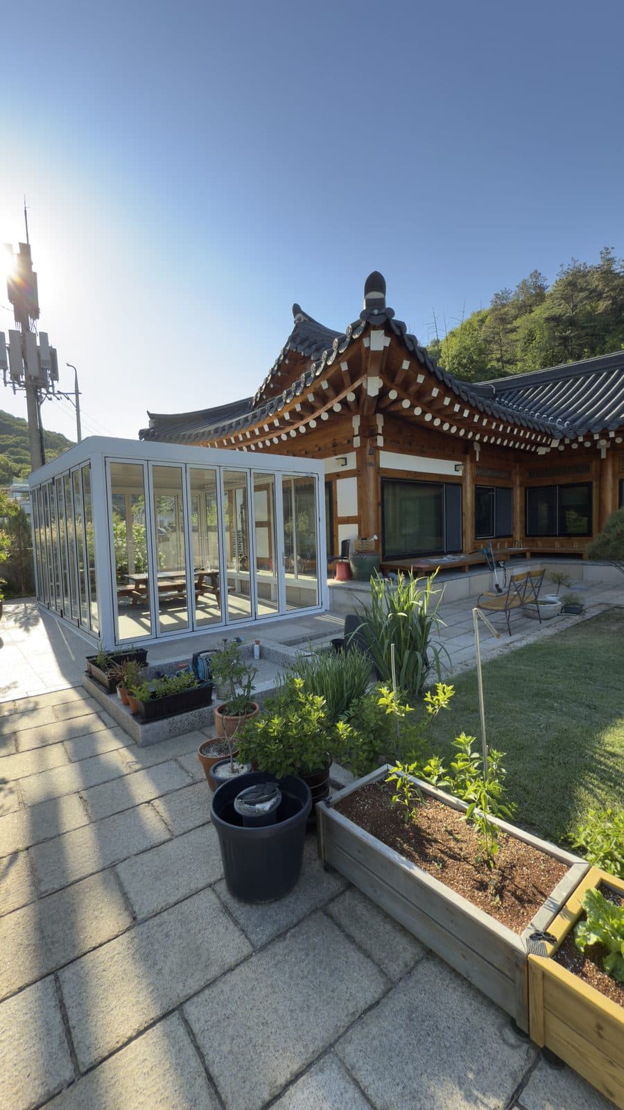 분당 한옥 마당 파고라 측면에 유리문을 더한 전경