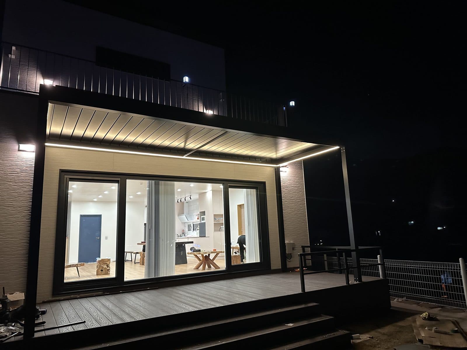 용인 전원주택 야간 — 검은색 파고라 지붕의 LED 조명