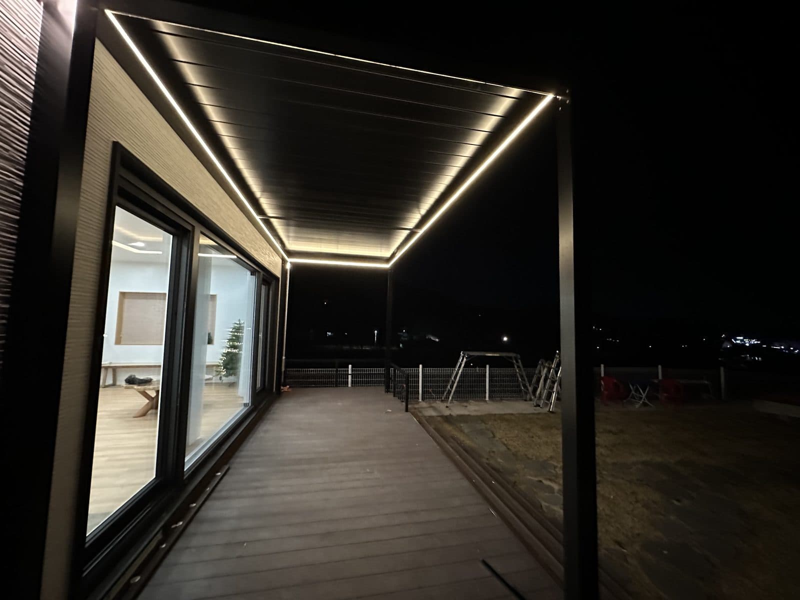 용인 전원주택 야간 파고라 아래 데크와 LED 조명