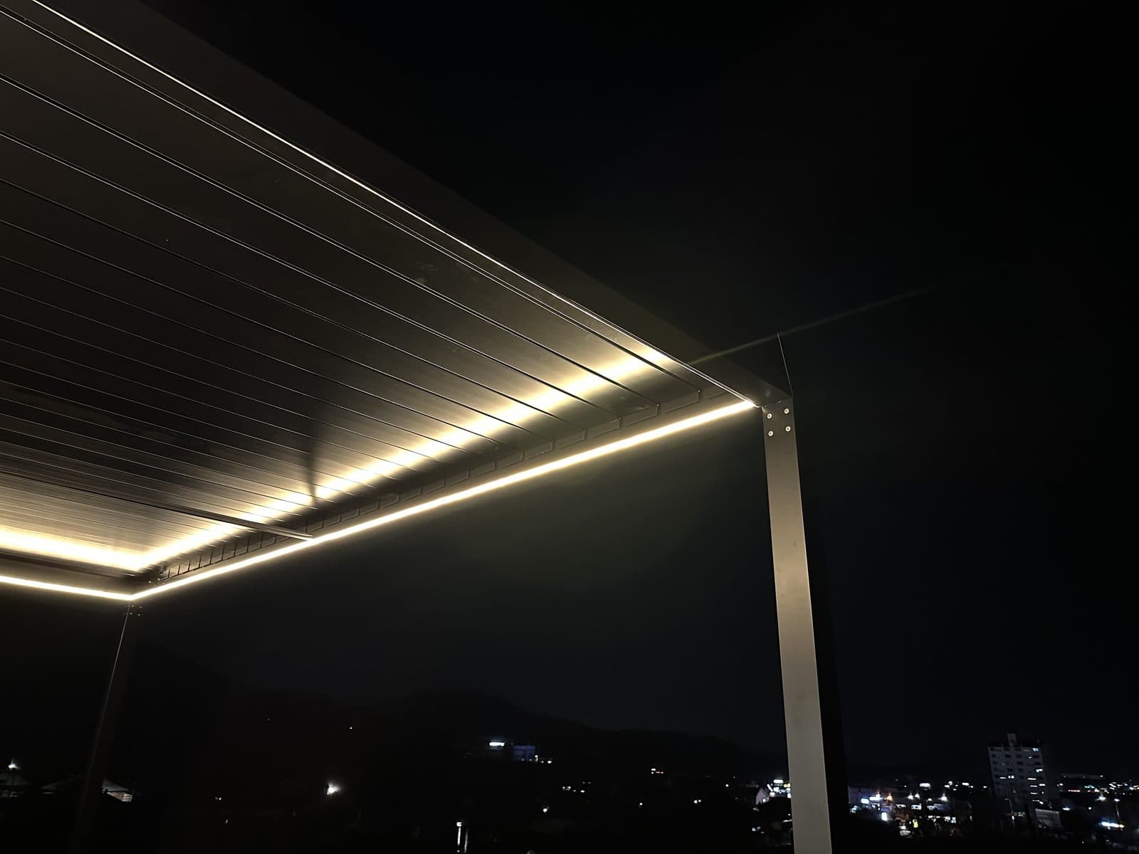 용인 전원주택 야간 파고라 지붕 모서리의 LED 조명