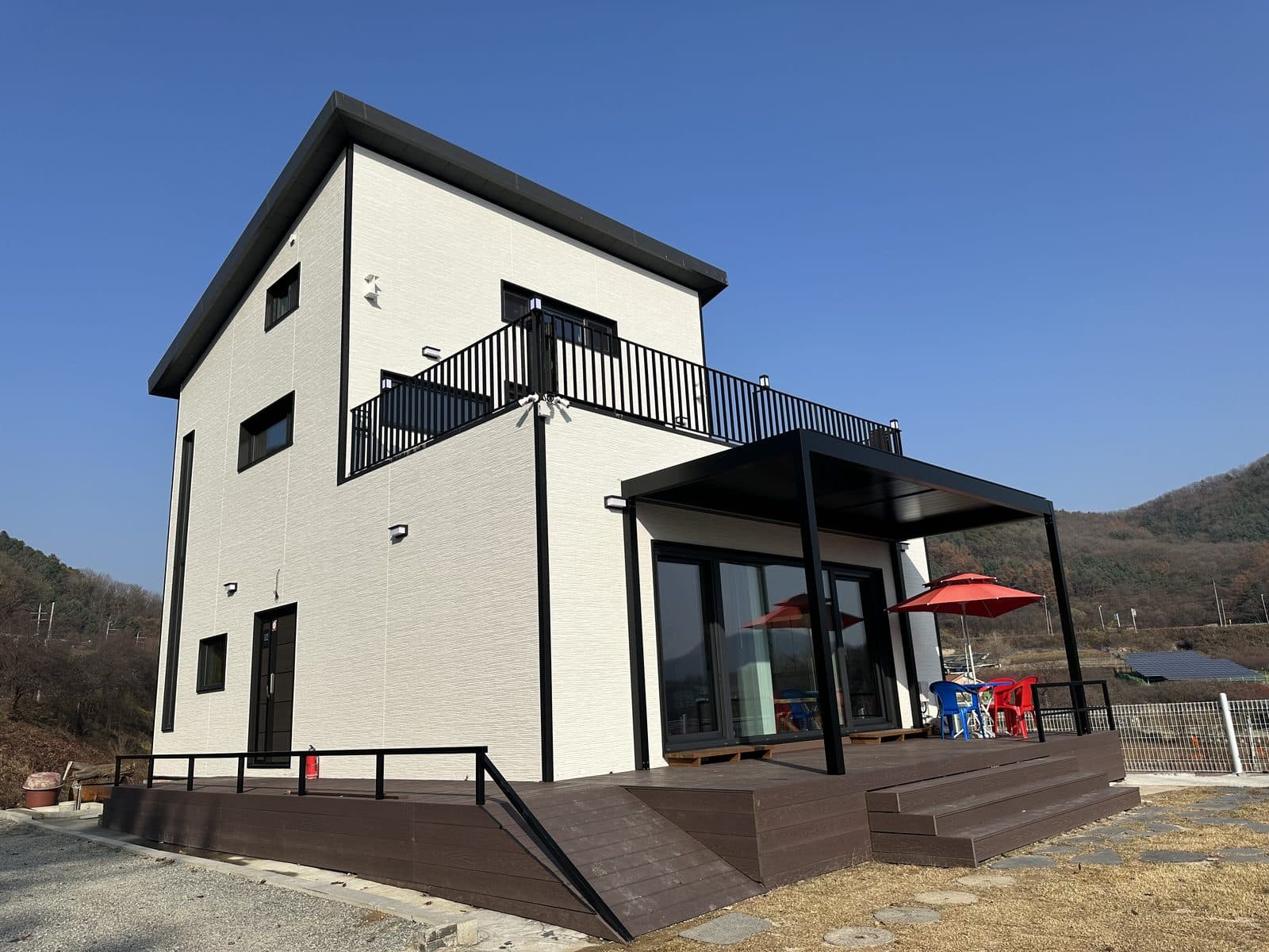 용인 전원주택 검은색 루버 파고라와 LED 조명 설치 사례