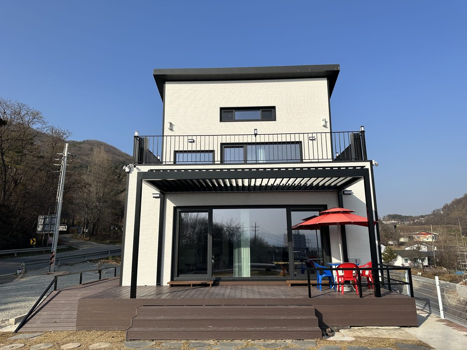 용인 전원주택 정면에서 본 검은색 루버 파고라