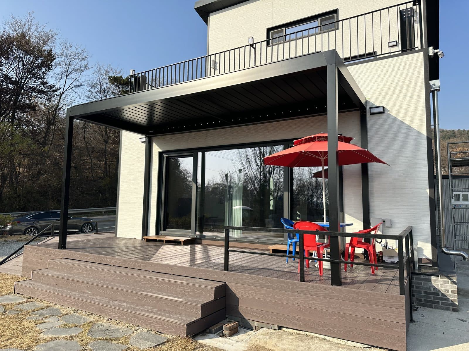 용인 전원주택 데크 검은색 파고라와 파라솔