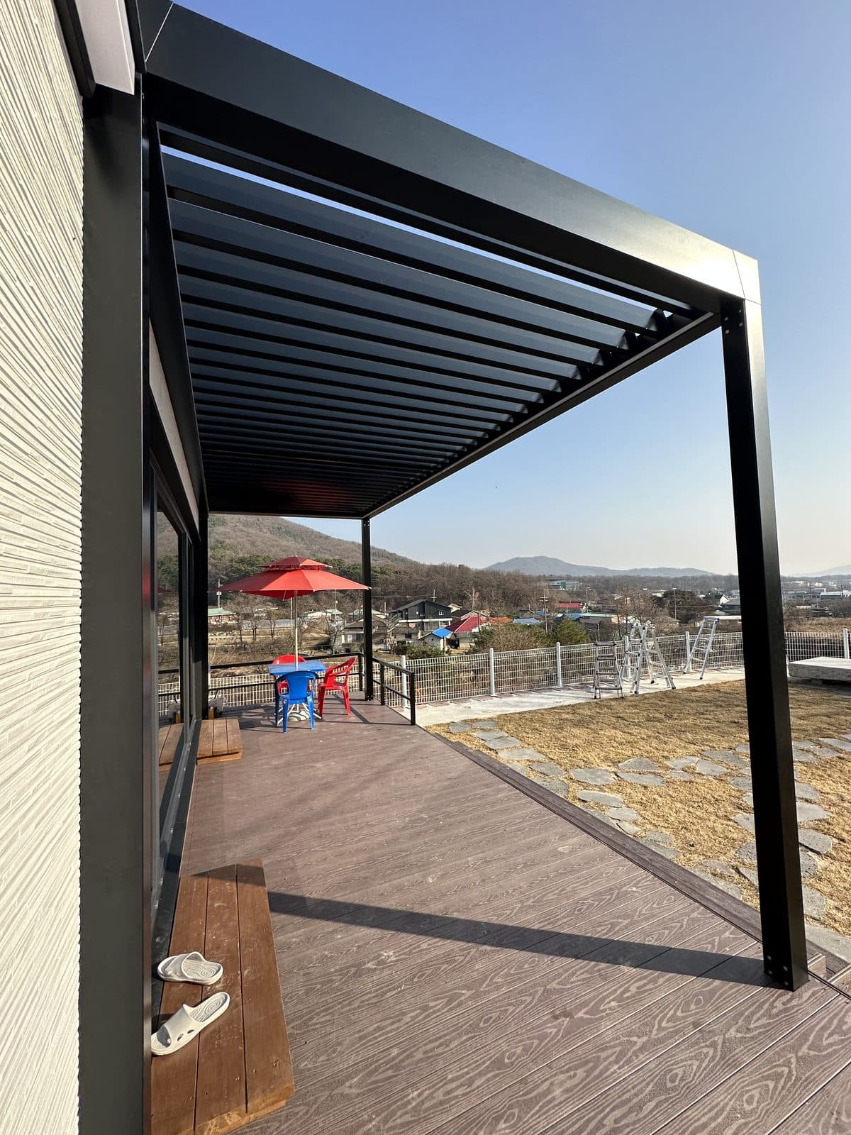 용인 전원주택 검은색 파고라와 데크, 산 전망