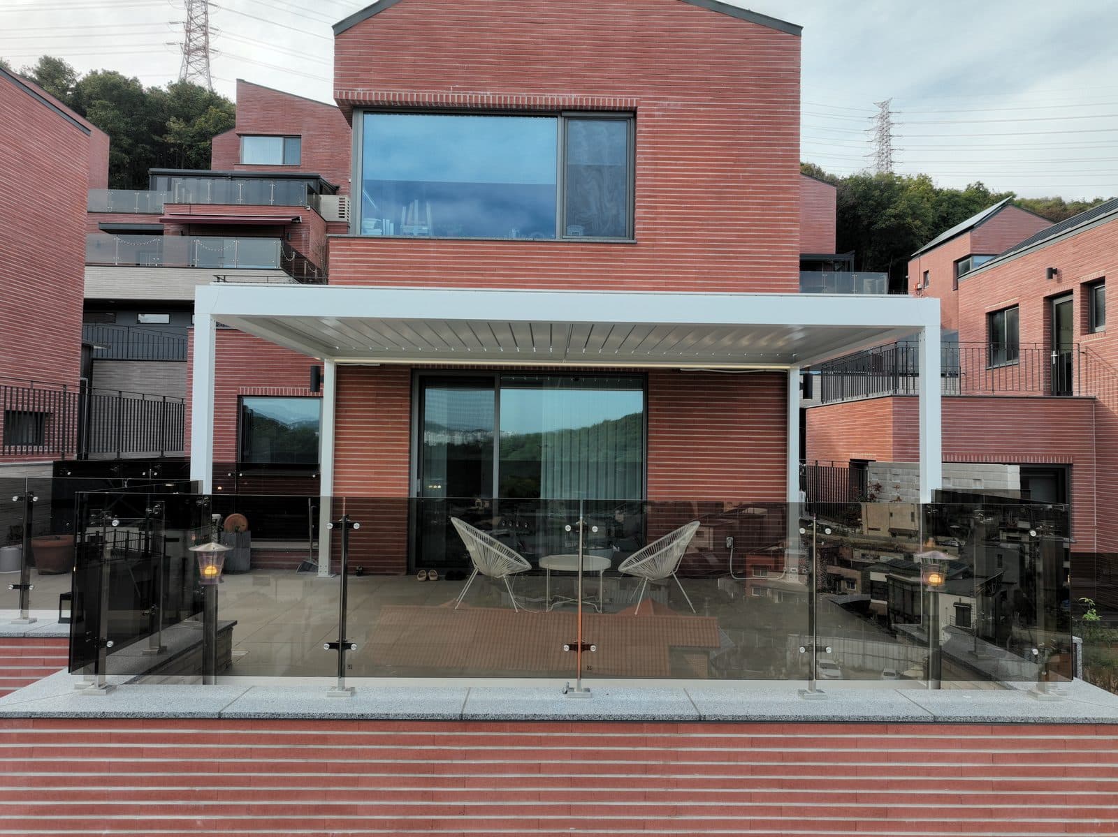 용인 타운하우스 테라스에 설치한 파고라 전경