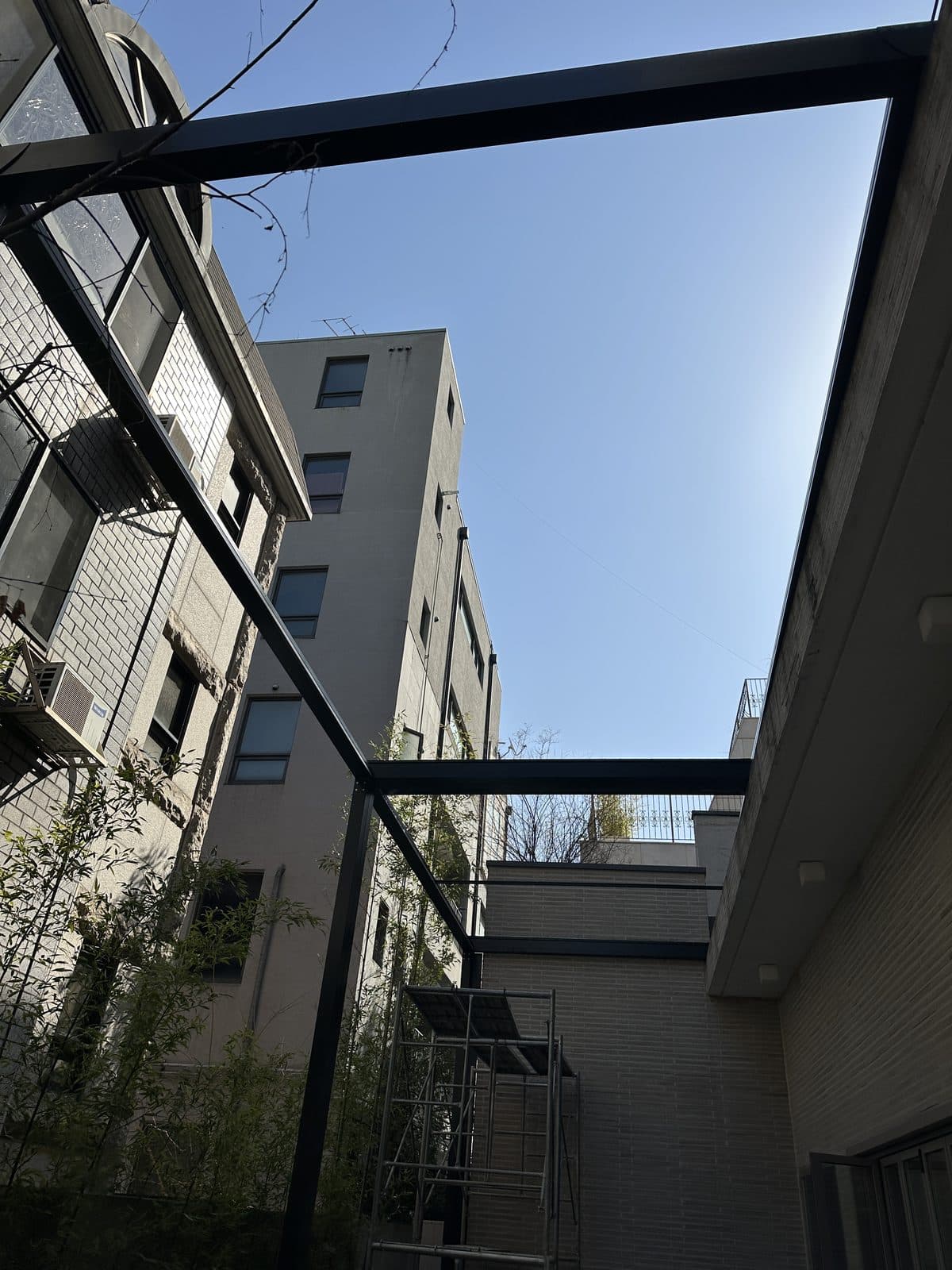 서울 강남구 파고라 시공 중 — 프레임 구조