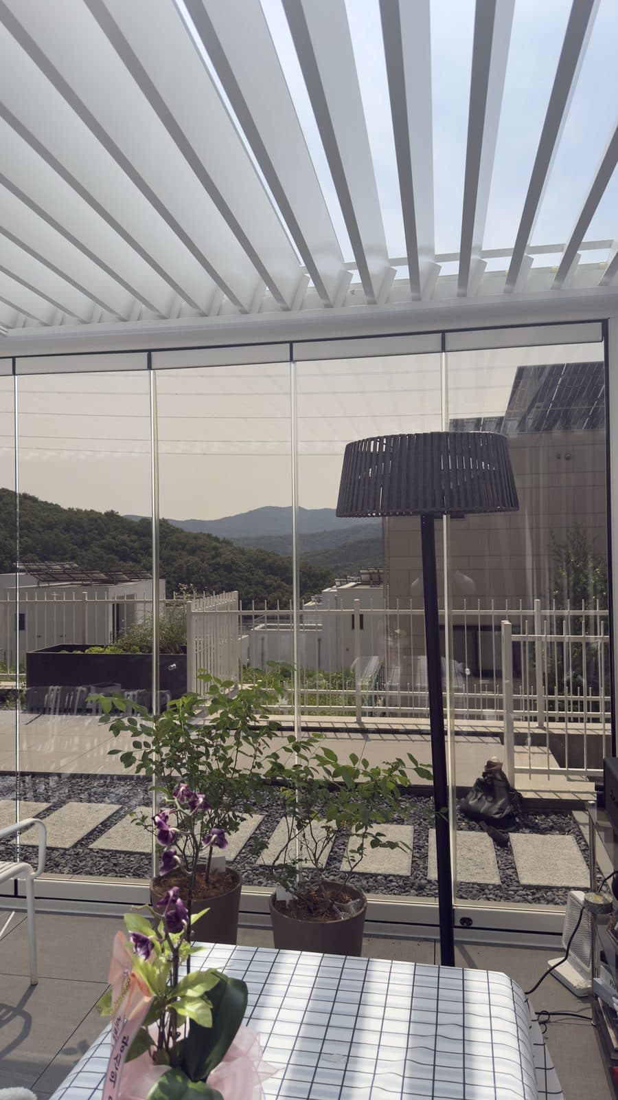 용인 주택 유리 파고라 안에서 본 산 전망