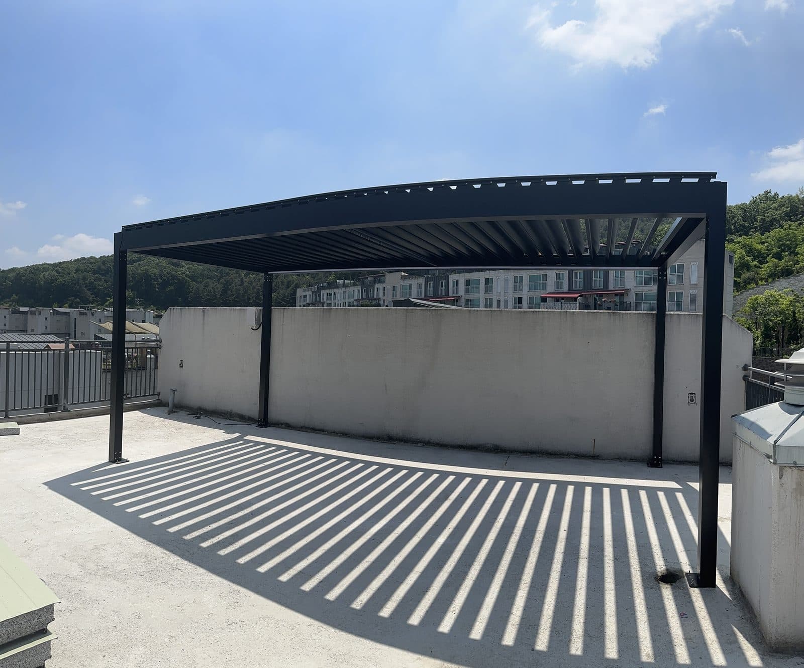 용인 콘크리트 옥상에 설치한 검은색 루버 파고라