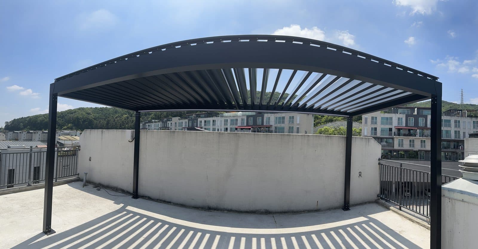 용인 옥상 검은색 파고라 루버 천장 전경