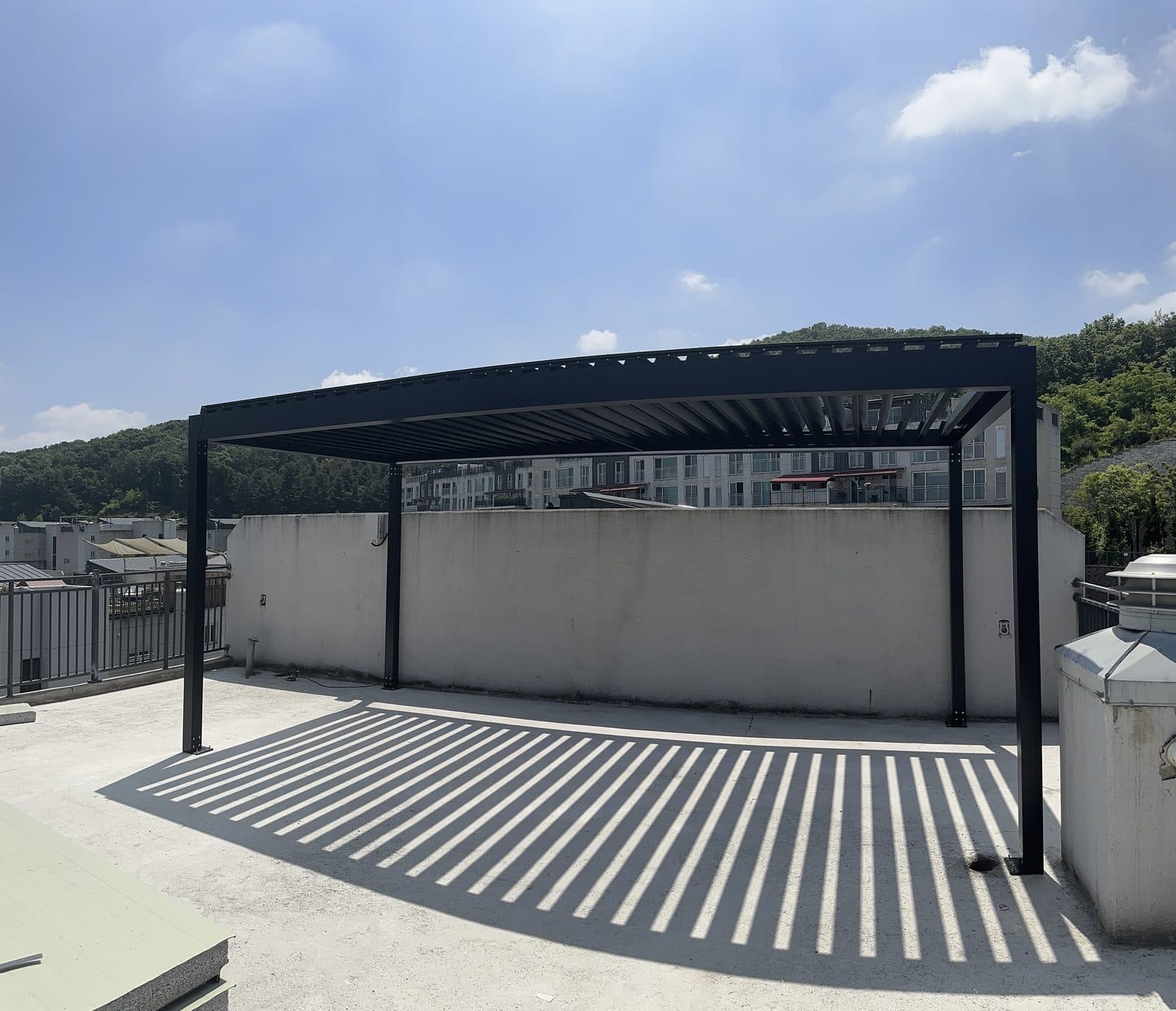 용인 옥상 검은색 루버 파고라 정면 전경