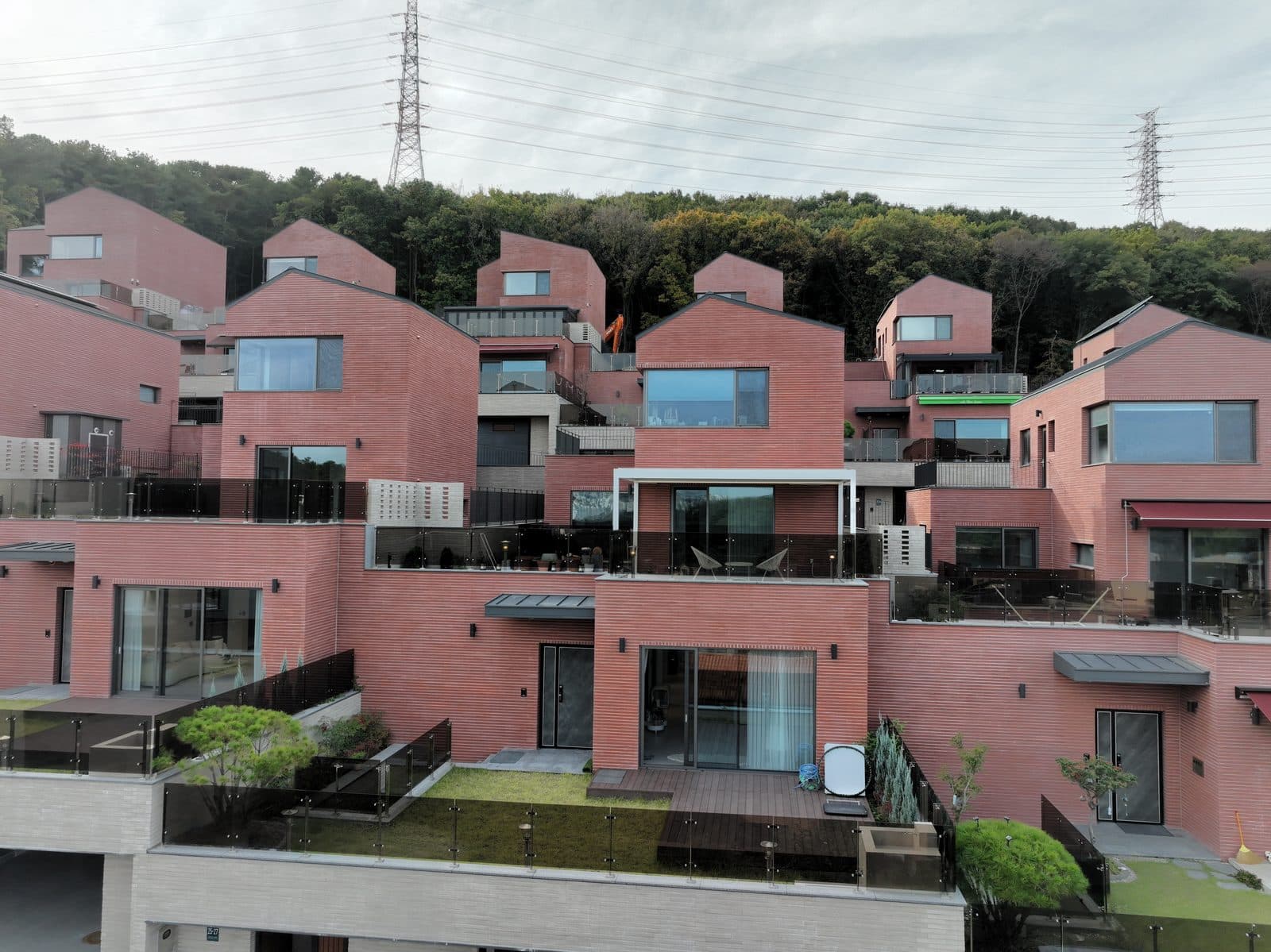 용인 타운하우스 단지 속 흰색 파고라 전경